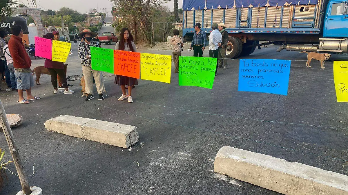 Bloquean carretera Izúcar-Atencingo, piden rehabilitación de escuela en Tilapa